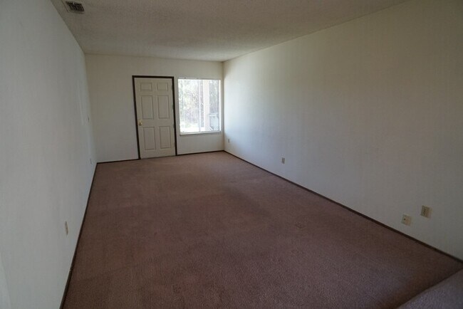 Building Photo - 2 bedroom 1 bathroom Duplex in Foothill Farms