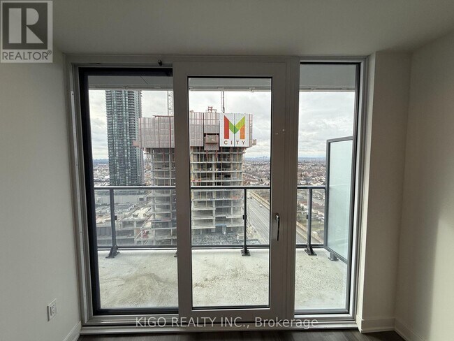 Building Photo - 448 Burnhamthorpe Rd W