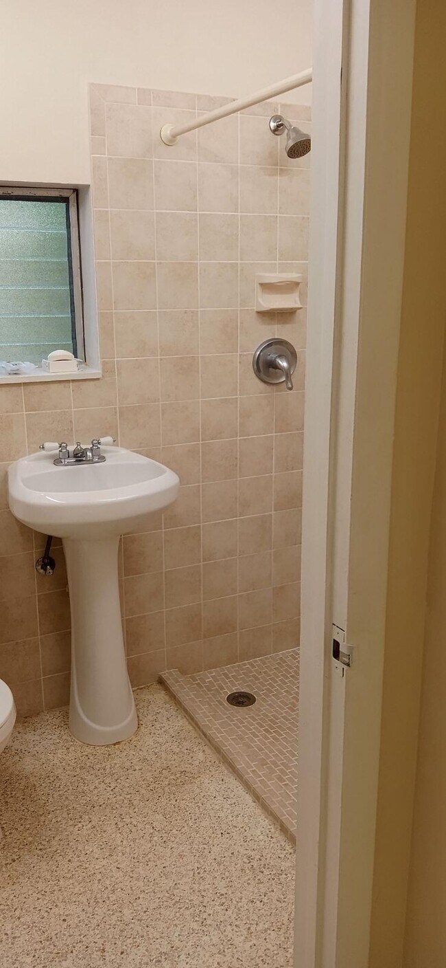 Foto del edificio - 1702 N Ocean Breeze
