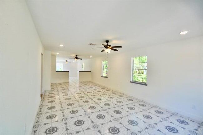 Building Photo - 10610 Fleming Dr