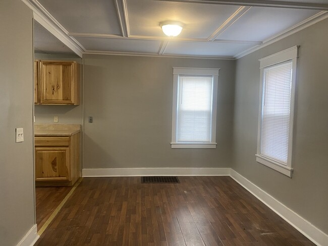 Building Photo - Move In Ready 3 Bedroom Home in a Central ...