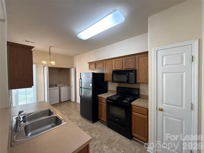 Foto del edificio - 6362 Rhodins Ln