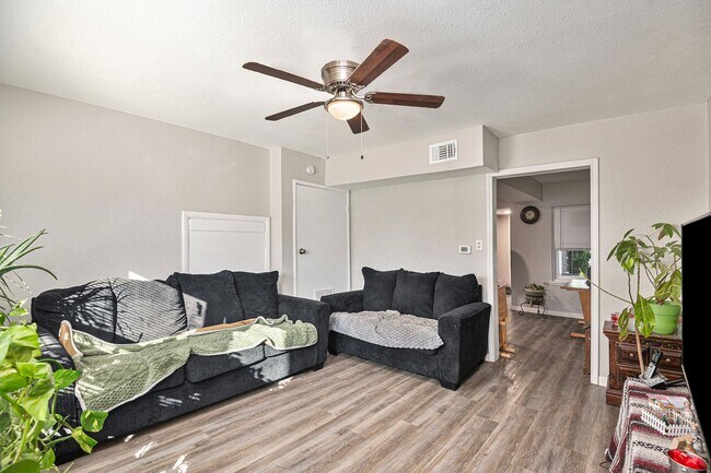 Foto del edificio - Fully Renovated 2 bed 1 bath in Grand Prai...