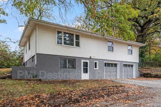 Building Photo - 628 NE Russell Rd.