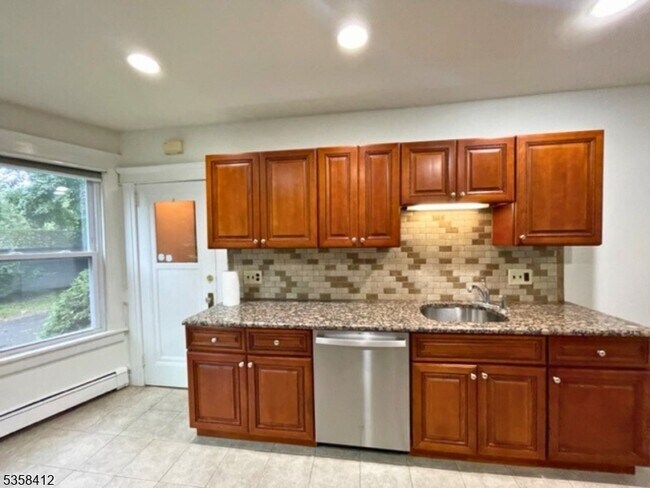 Foto del edificio - 587 Wyckoff Ave