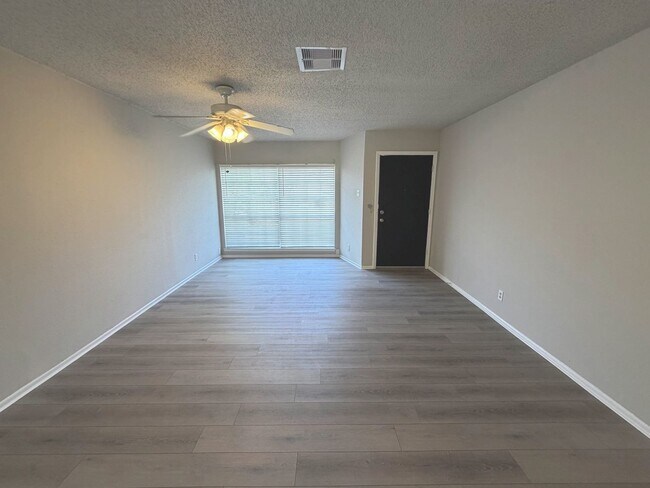Foto del edificio - AVAILABLE NOW! Well-maintained single-story home featuring 3 bedrooms, 2 full bathrooms, and 1,03...