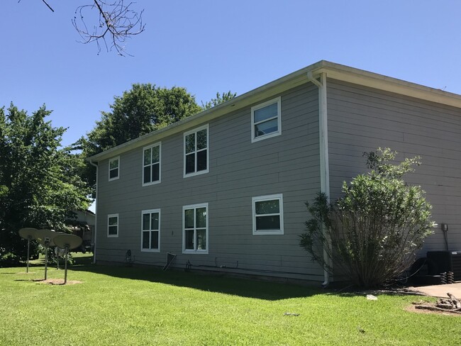 Building Photo - 210 Reinhardt St