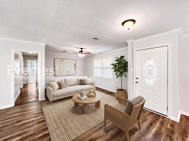 Foto del edificio - Home with Fenced Yard and Carport / 3 Bed, 2 Bath / Pet-friendly / Coming Soon!