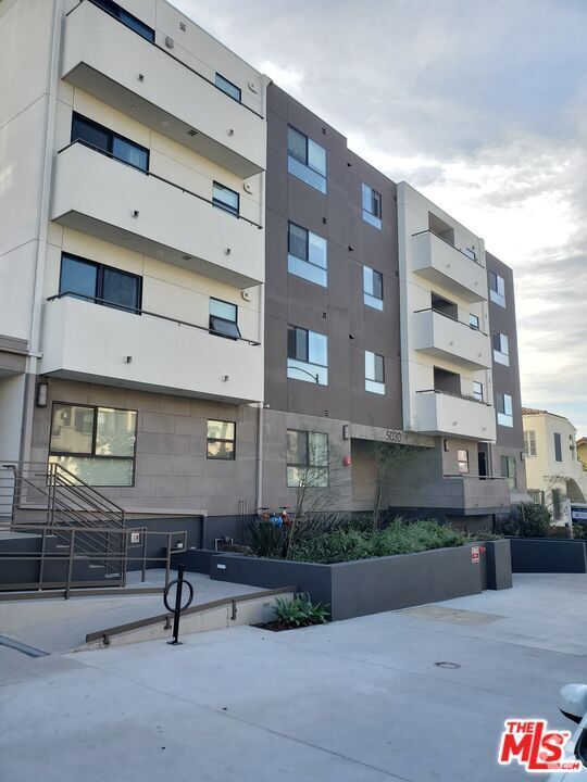 Building Photo - 5030 Rosewood Ave