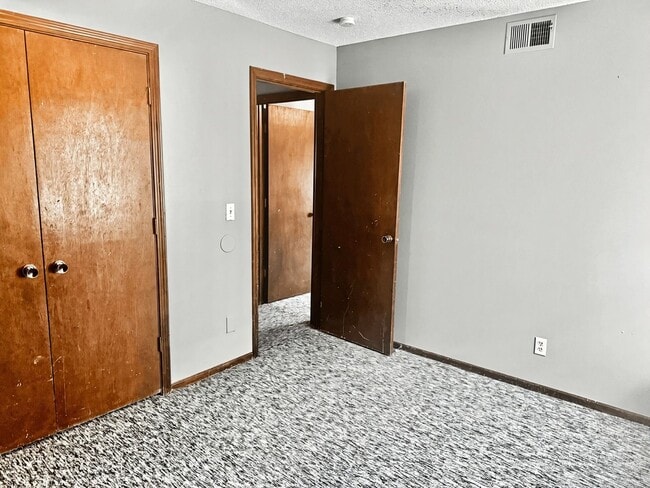 Foto del edificio - 8630 Lane Ave