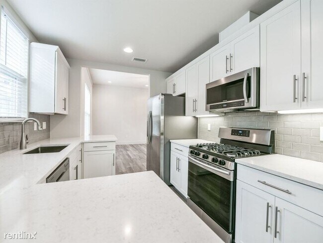 Building Photo - 3 br, 2.5 bath Townhome - 2404 Amherst Ave
