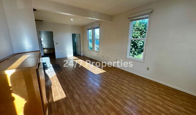 Building Photo - Charming 2BD | 1BA Farmhouse - ESTACADA!
