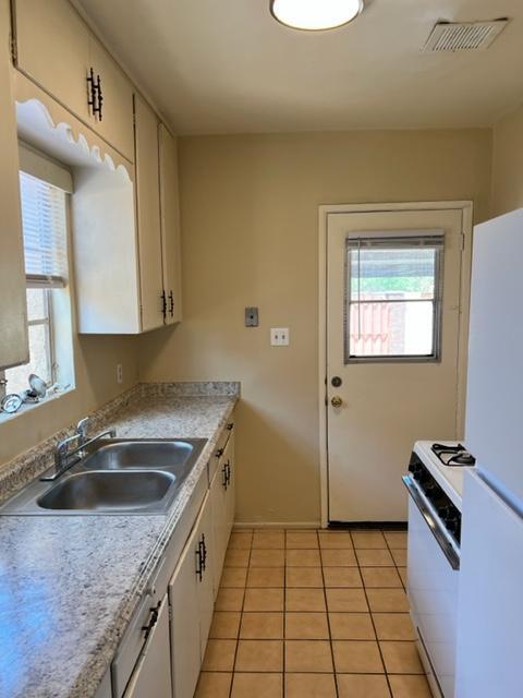Foto del edificio - FOR RENT