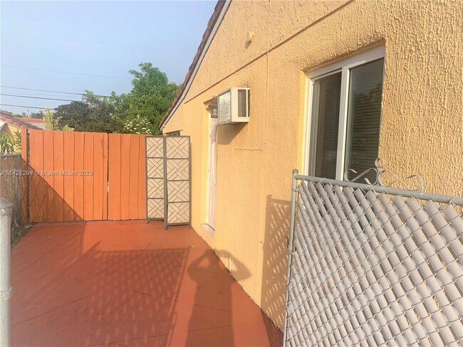 Building Photo - 1031 SW 73rd Ct