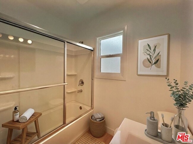 Building Photo - 1321 1/2 Normandie Ave