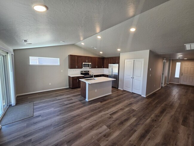 Foto del edificio - Brand New Home with RV Pad and Premium Fin...