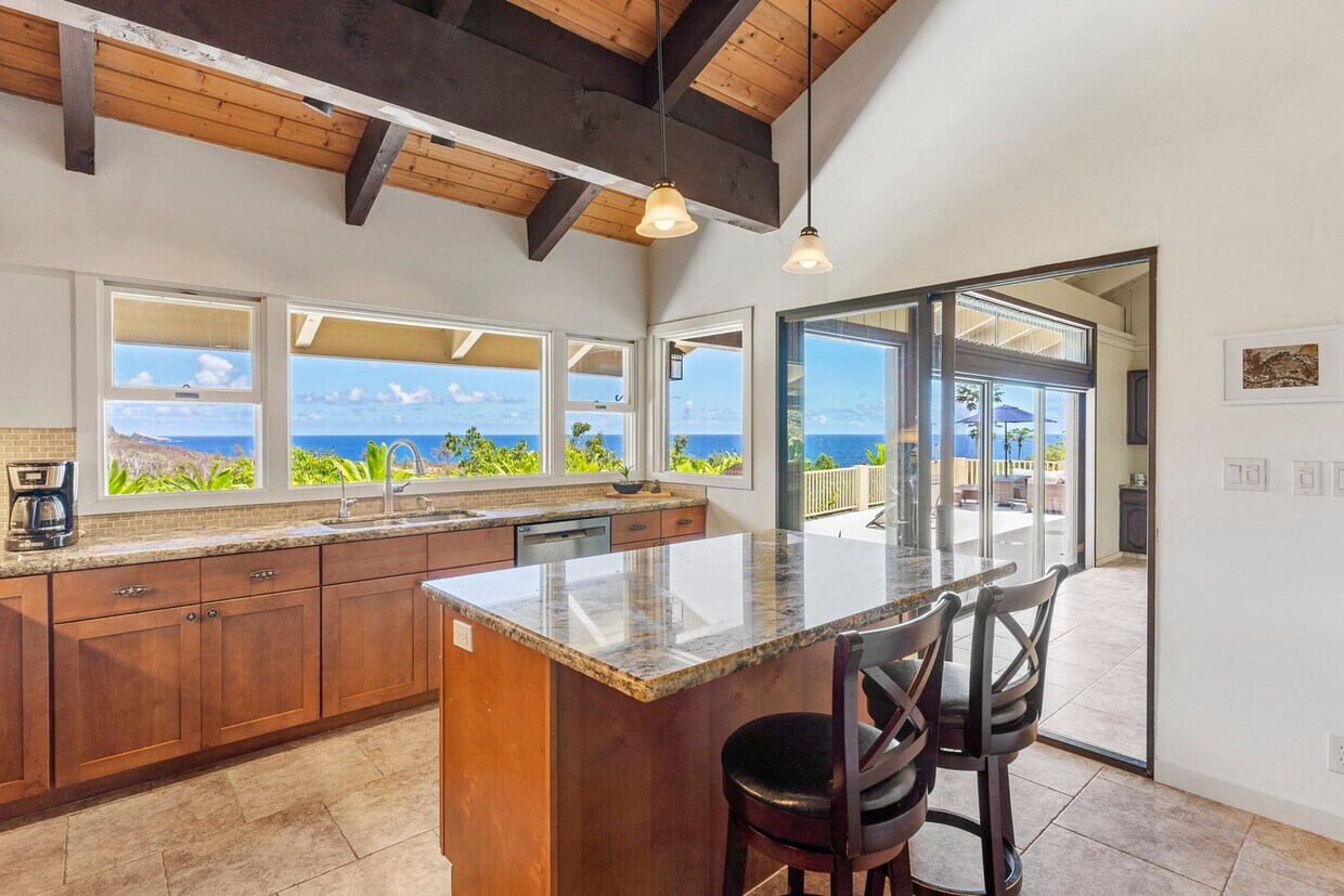 Foto principal - Completely Remodeled 3 Bed/3 Bath with Exp...