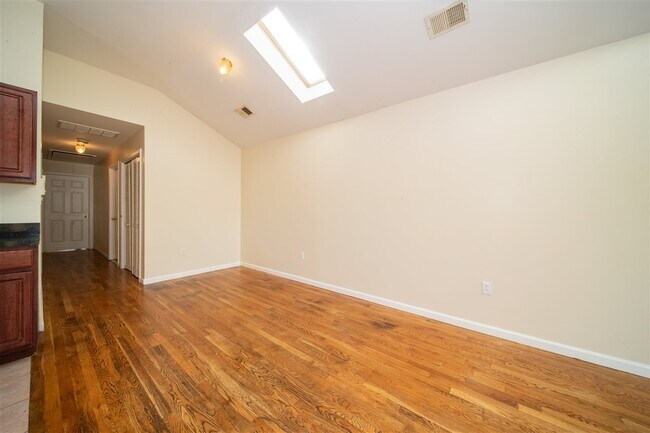 Foto del edificio - 108 Mallory Ave