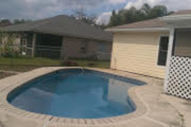 Building Photo - Pet friendly pool home with 3 bedrooms and...