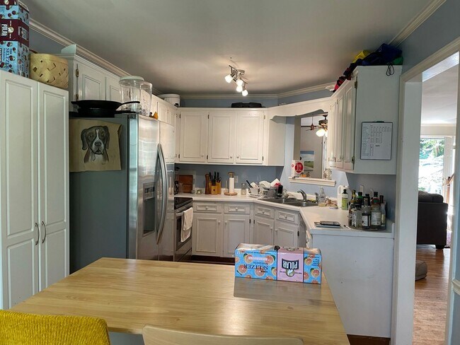 Foto del edificio - Three Bedroom Available on Eastside