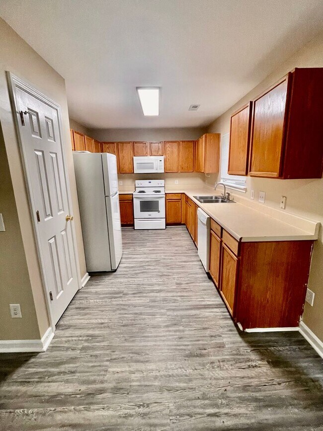 Building Photo - Come see this beautiful 2 Story 4 bedroom 2.5 bath 1 Car garage home