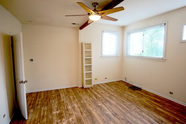 Building Photo - 3144 N Southport Ave
