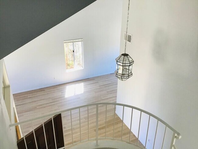 Building Photo - 2 story, 3 bedroom in Mission Oaks