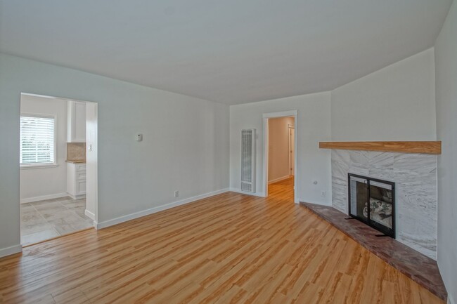 Foto del edificio - Completely Remodeled, Bright & Airy, 2BR1....