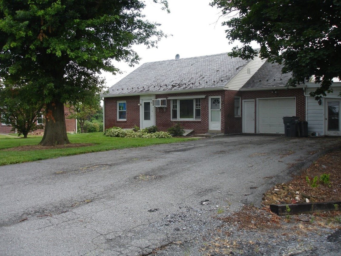 44 W Boehms Rd, Willow Street, PA 17584 Room for Rent in Willow