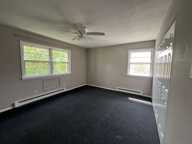 Building Photo - 300 Meadowside Rd