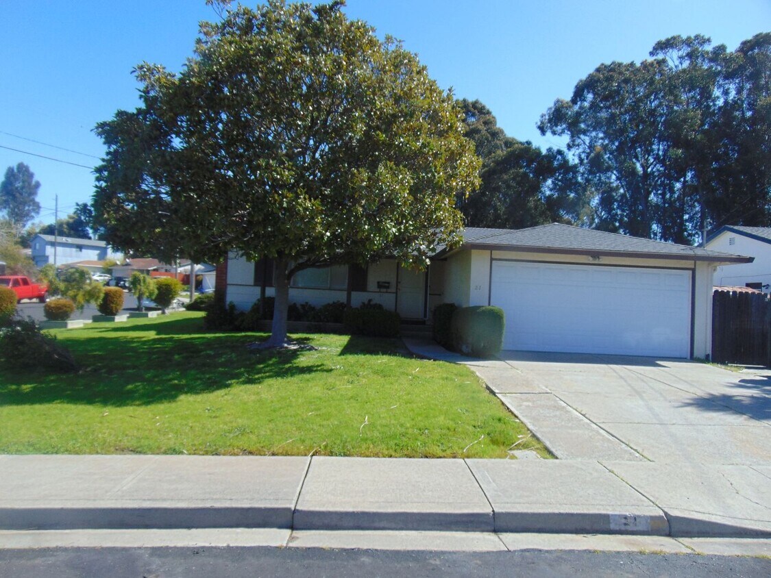 Single Story Corner Lot Property on the Bo... - House Rental in San