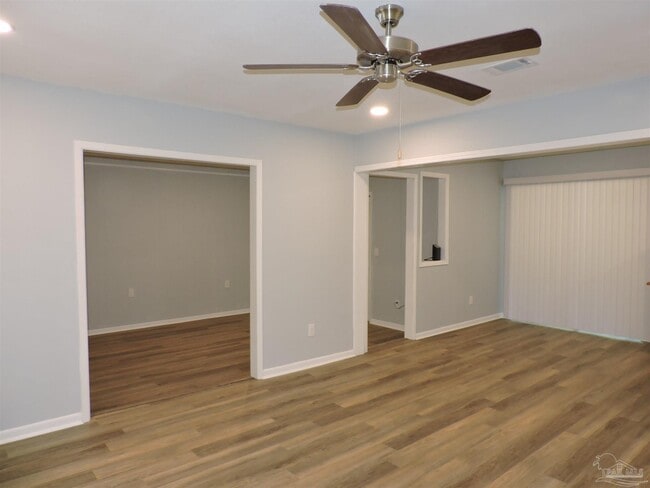 Foto del edificio - 6970 Woodley Dr