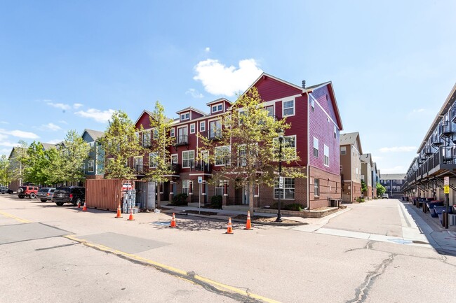 Building Photo - Spacious 3 bedroom Townhome!!