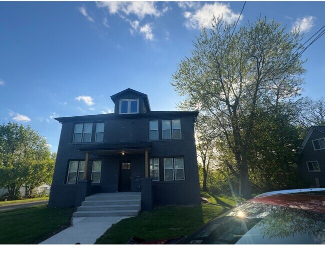 Building Photo - Marshall