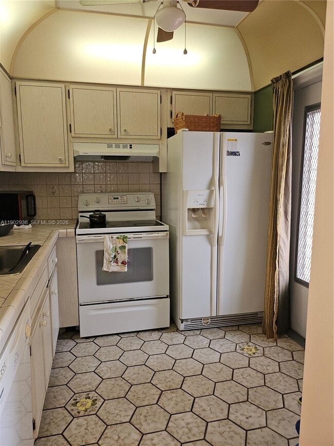 Building Photo - 5121 W Oakland Park Blvd
