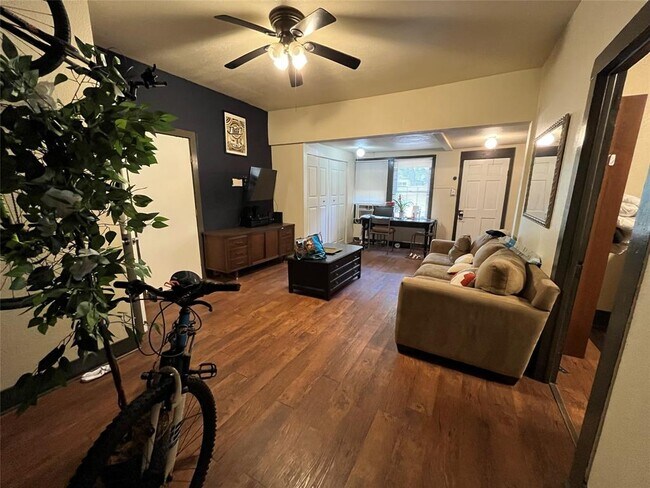 Foto del edificio - 2511 E Cesar Chavez St