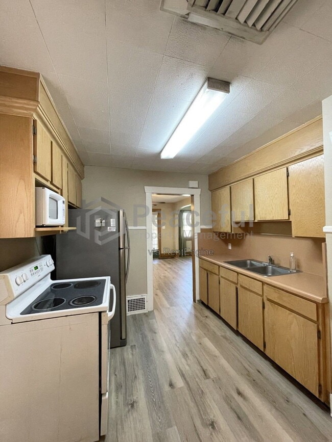 Building Photo - 1637 S 800 E