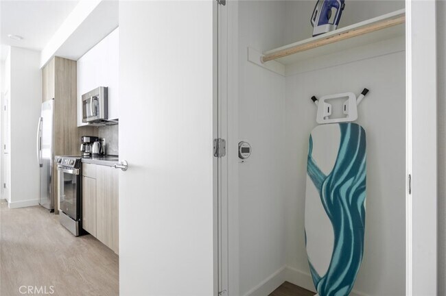 Building Photo - 551 S Harbor-416-416