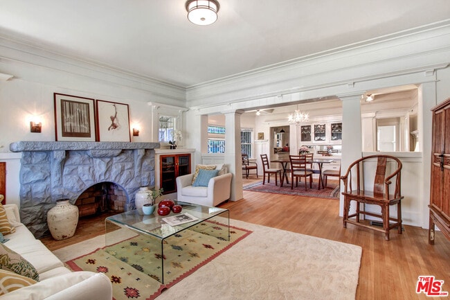 Foto del edificio - 1246 W 48th St