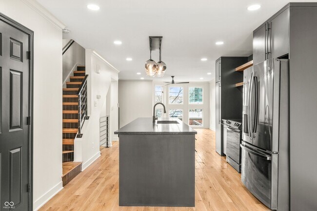 Building Photo - 512 Lockerbie Circle N