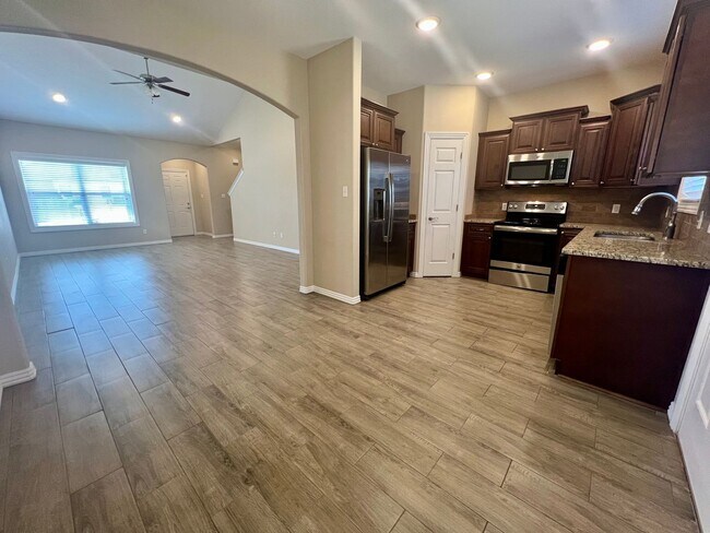 Building Photo - 3B/2.5B Spacious Townhome with Fenced Back...
