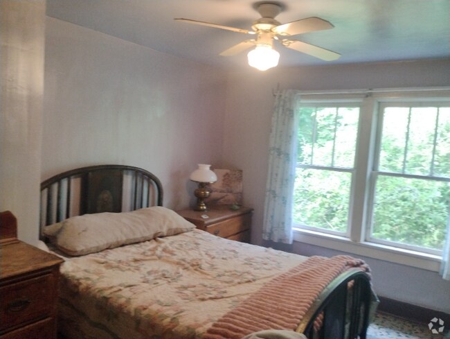 Building Photo - 121 Elm St