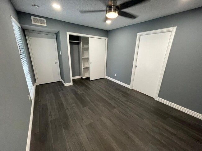Building Photo - 7655 S Braeswood Blvd