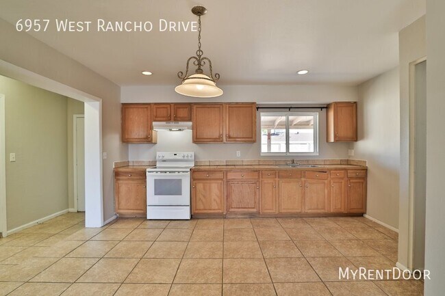 Building Photo - Charming Glendale Retreat: Cozy Comfort an...