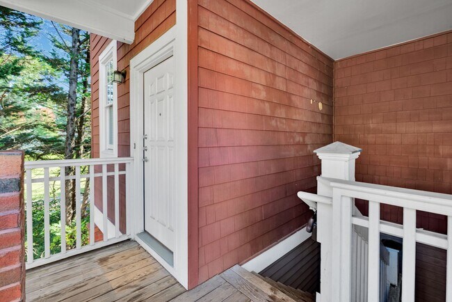 Foto del edificio - Wonderful craftsman style end-unit townhome