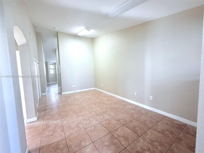 Building Photo - 1656 SE 29th Ct