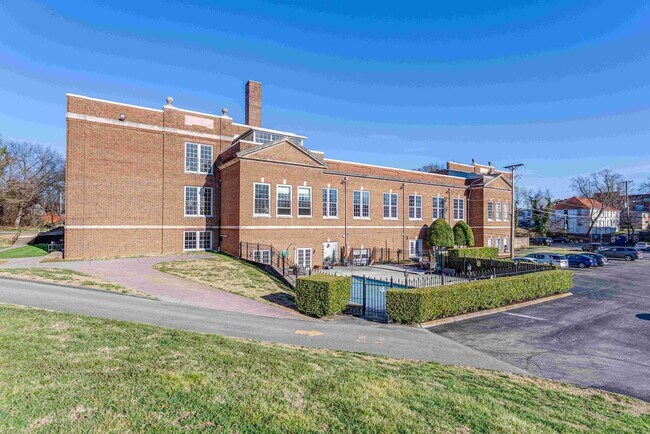 Foto del edificio - 523 N Bertrand St