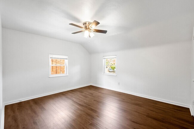 Foto del edificio - Stunning 2 bedroom home in Dormont available July 1!
