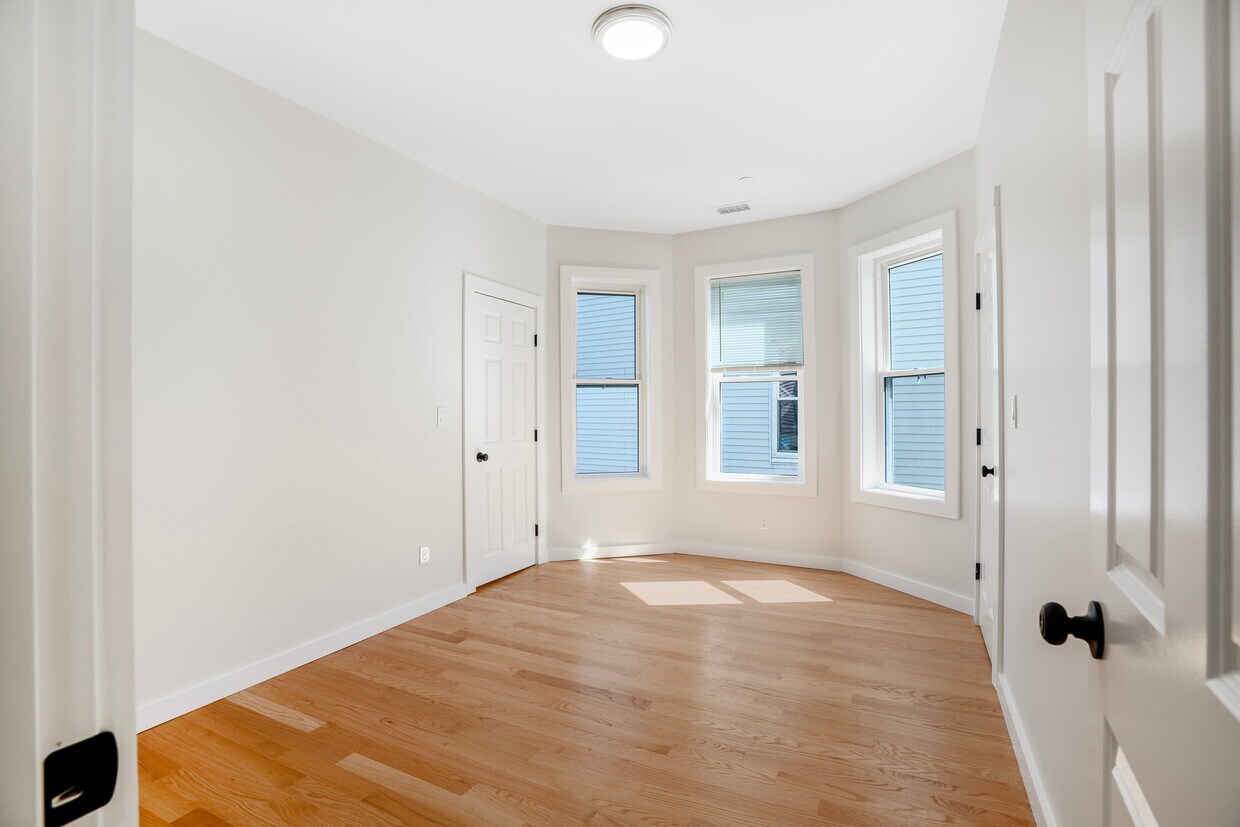 Primary Photo - 27 Linden St