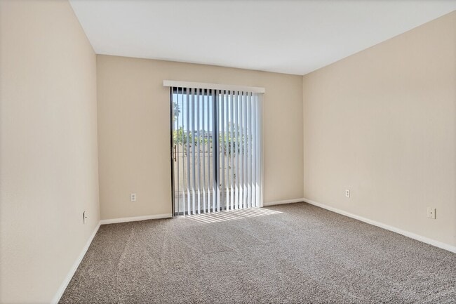 Building Photo - Sunny, spacious condo close to SDSU, shops...